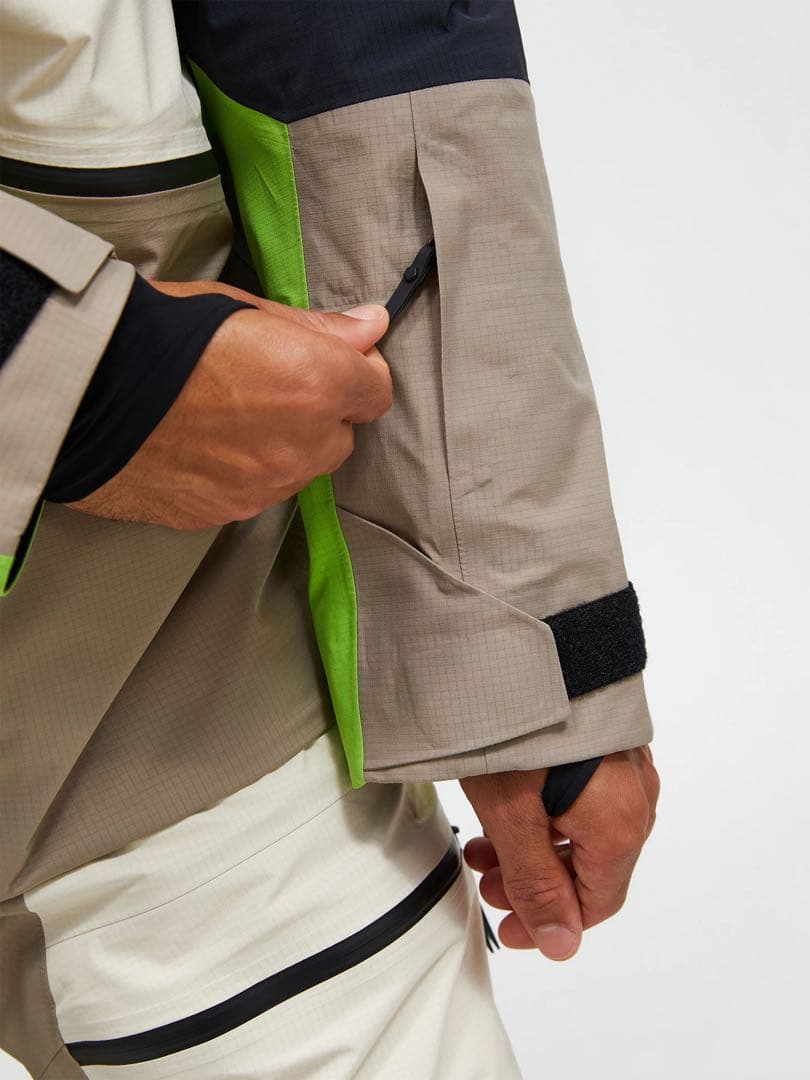 【新品】Peak Performance Gore-Tex Pro 3L