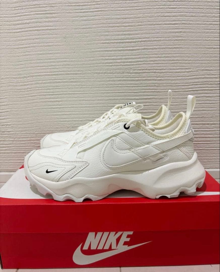 新品未使用　NIKE TC7900 24cm