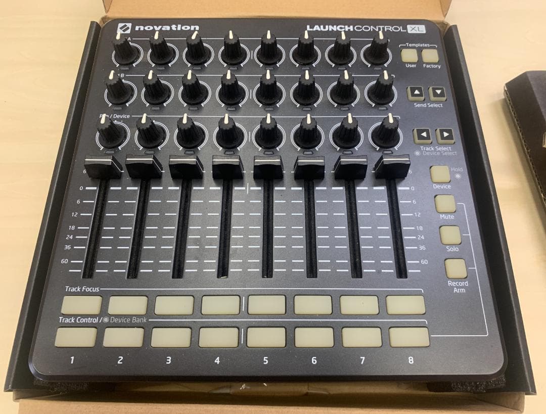 Novation Launch Control XL MK2 コントローラー