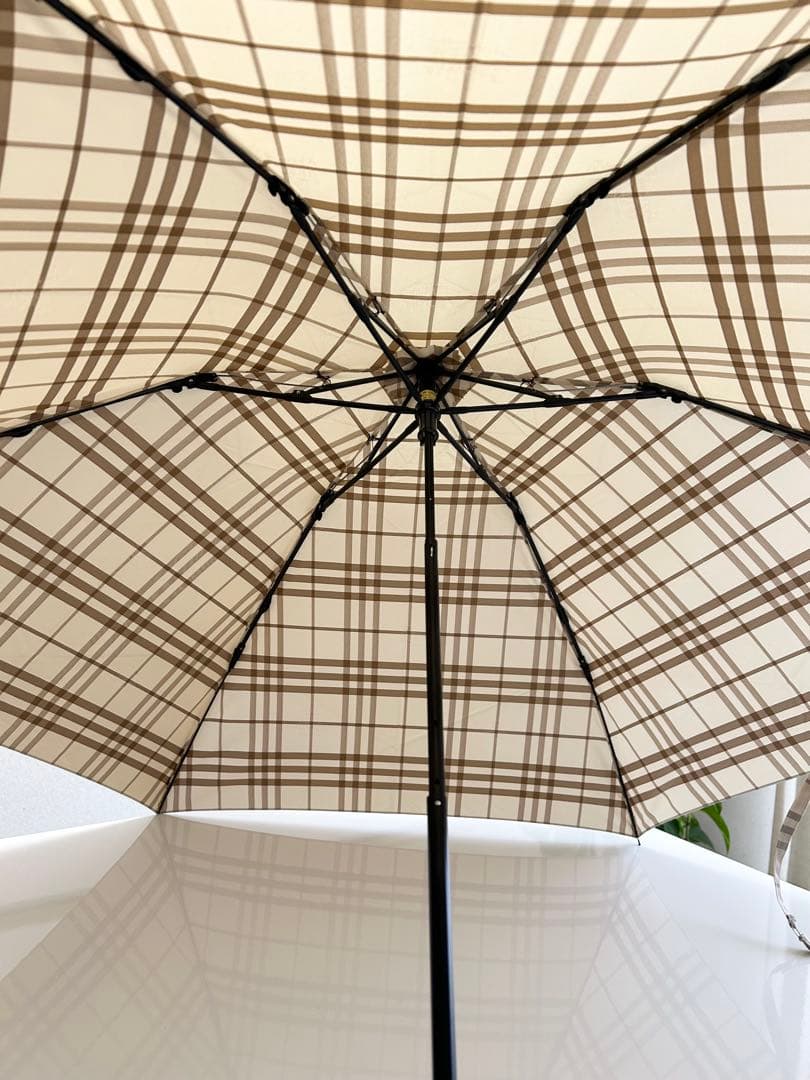 BURBERRY 美品折りたたみ傘 ベージュチェック柄透かしマーク カーボン骨