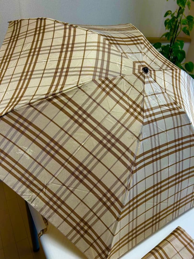 BURBERRY 美品折りたたみ傘 ベージュチェック柄透かしマーク カーボン骨