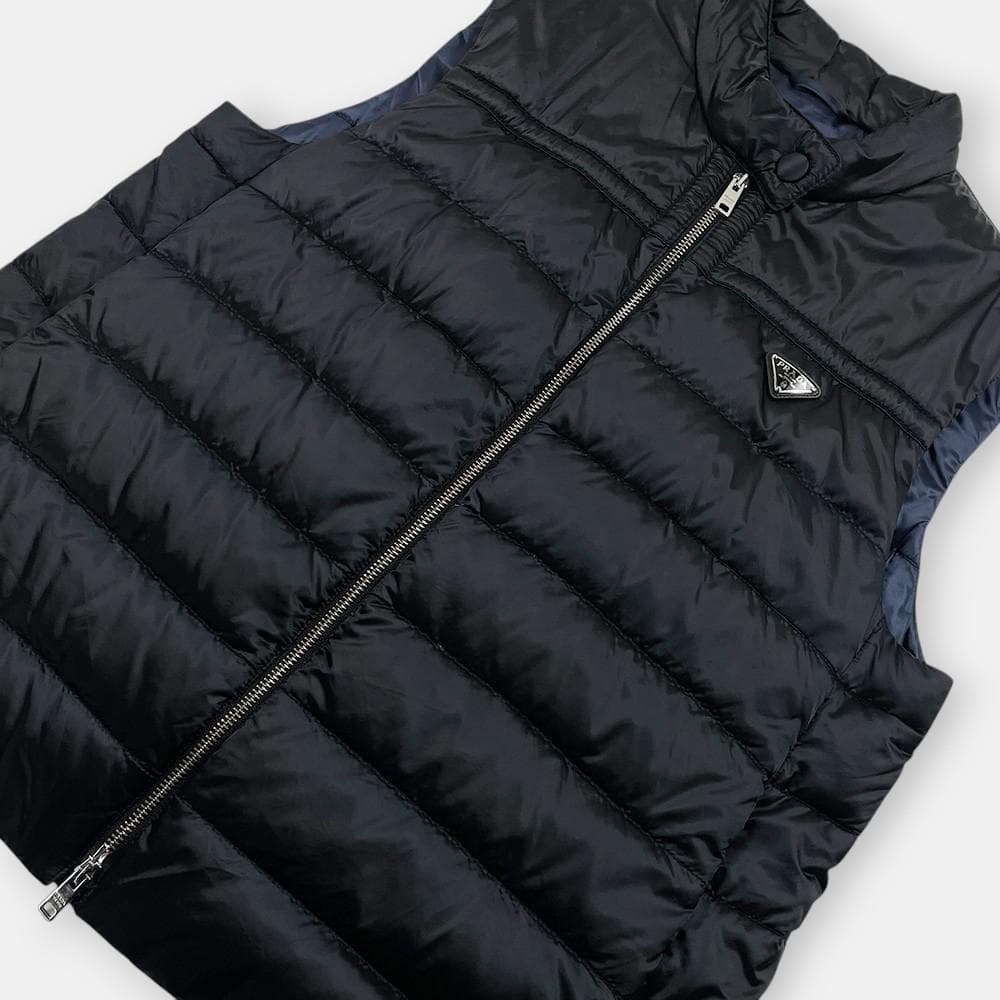 PRADA プラダ トライアングルプレート 三角ロゴ ダウンベスト 黒 44