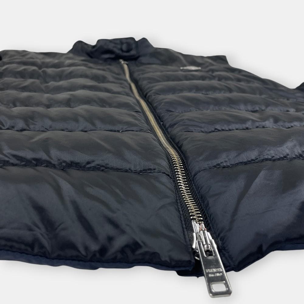 PRADA プラダ トライアングルプレート 三角ロゴ ダウンベスト 黒 44