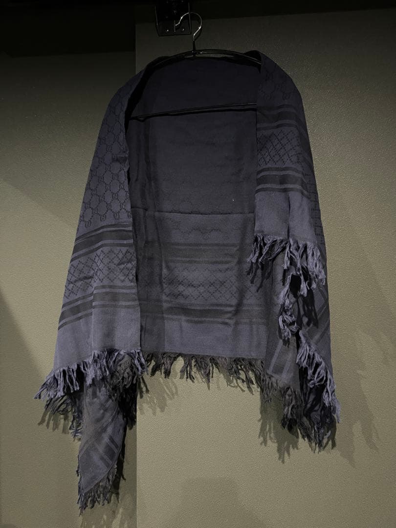 GUCCI ダークグレー ロゴマフラー フリンジ付き