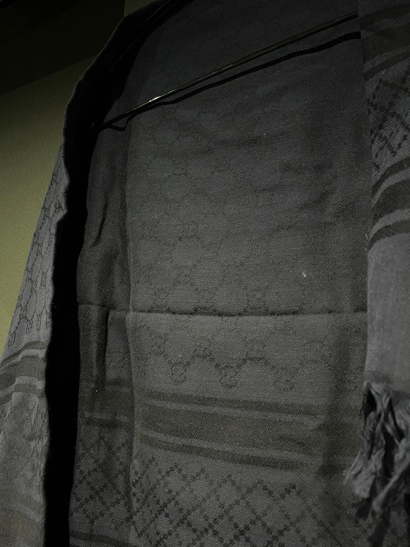 GUCCI ダークグレー ロゴマフラー フリンジ付き