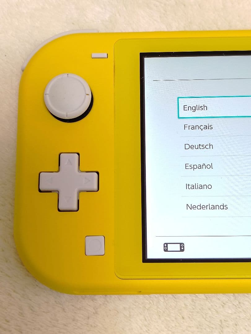 Nintendo SwitchLight イエロー 本体+充電器+外箱