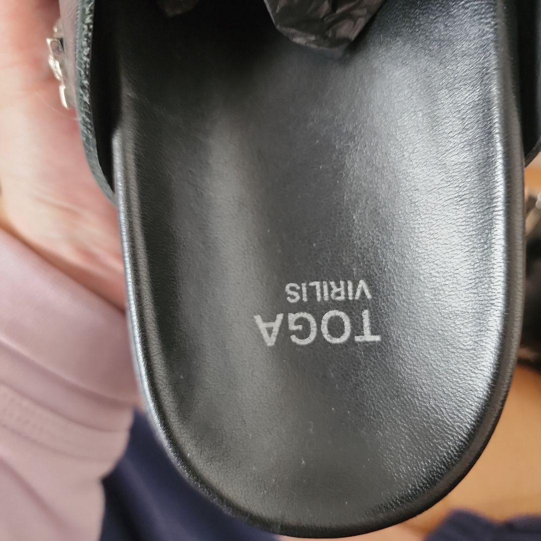 じ*様 【付属付確実正規】TOGA ブラック サンダル メタル装飾