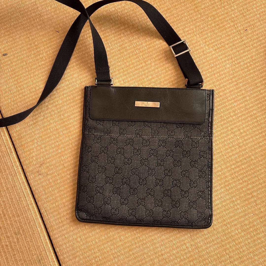 GUCCI ブラックレザー ショルダーバッグ