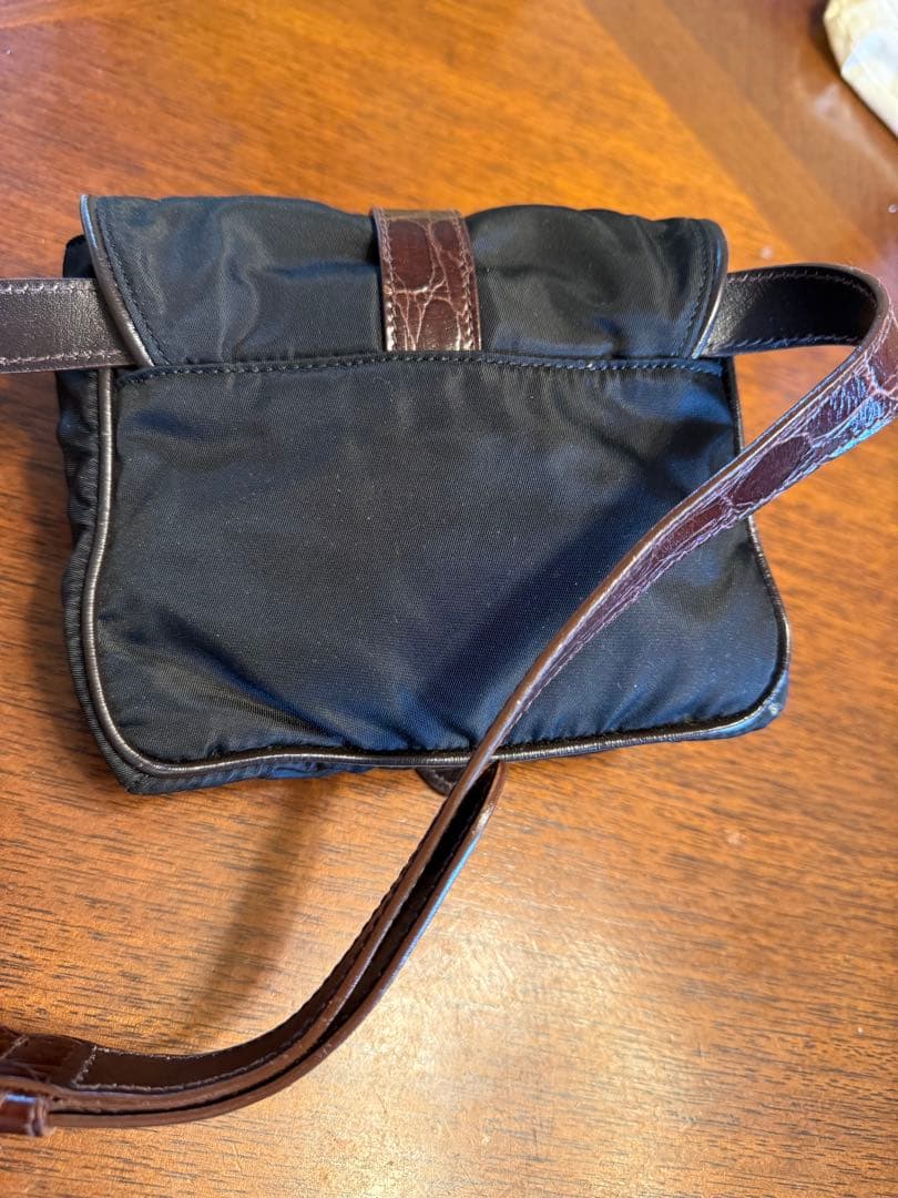 PRADA 黒 ナイロン ウエストポーチ　金ロゴ希少