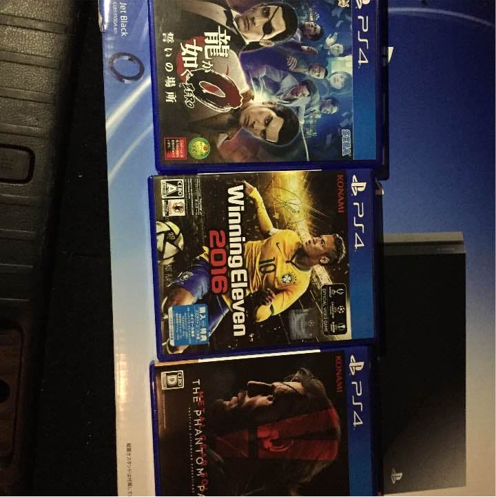 PS4本体  カセット3個 コントローラー２つ