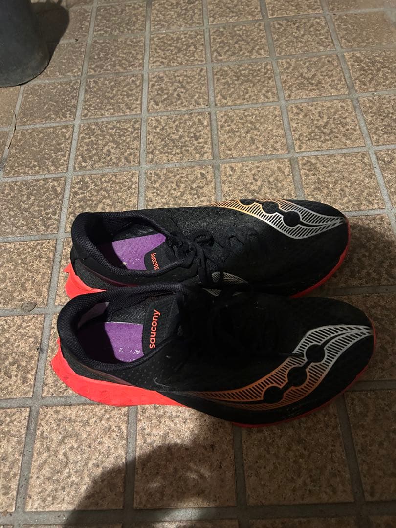 Saucony スパイクシューズ 黒/オレンジ