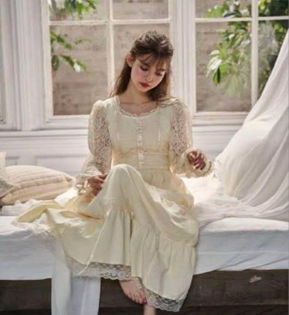 レース長袖クリーム色ワンピース