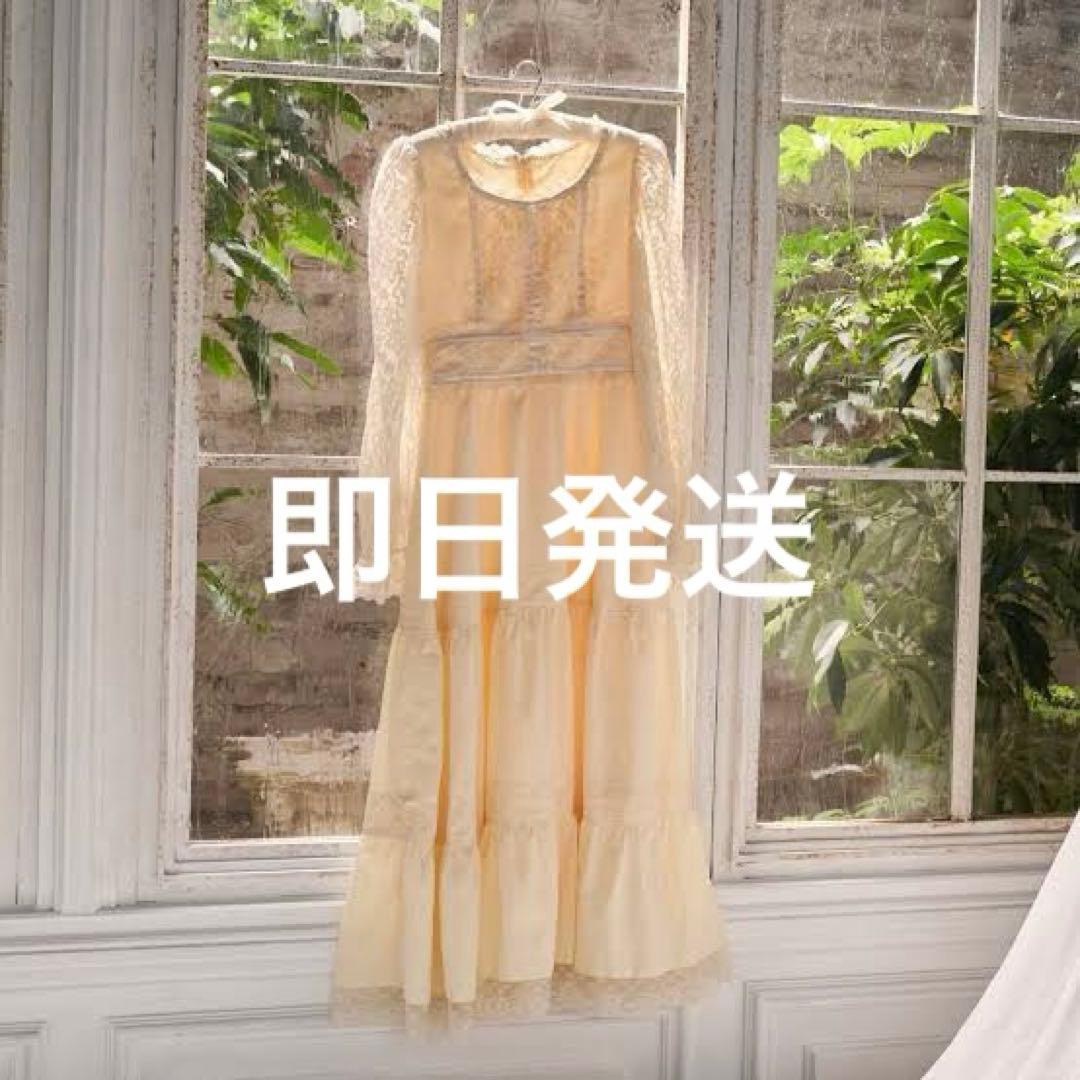 レース長袖クリーム色ワンピース