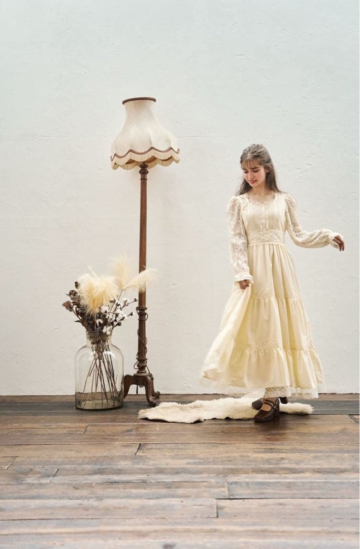 レース長袖クリーム色ワンピース