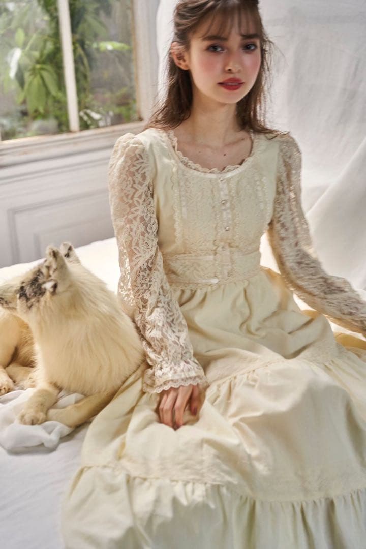 レース長袖クリーム色ワンピース