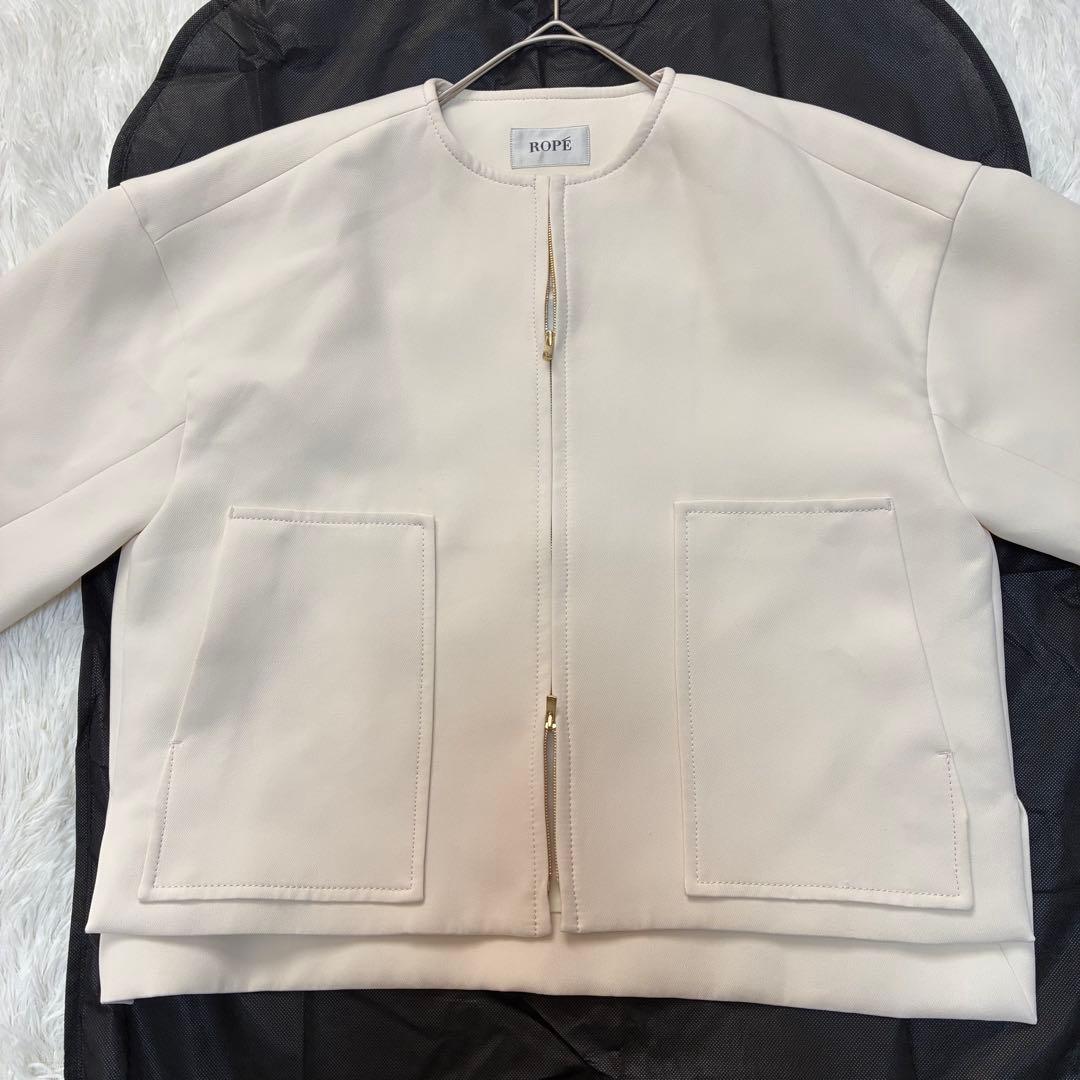 ロペ　三尋木奈保さんコラボ ダブルジップ　ノーカラージャケット　S ホワイト