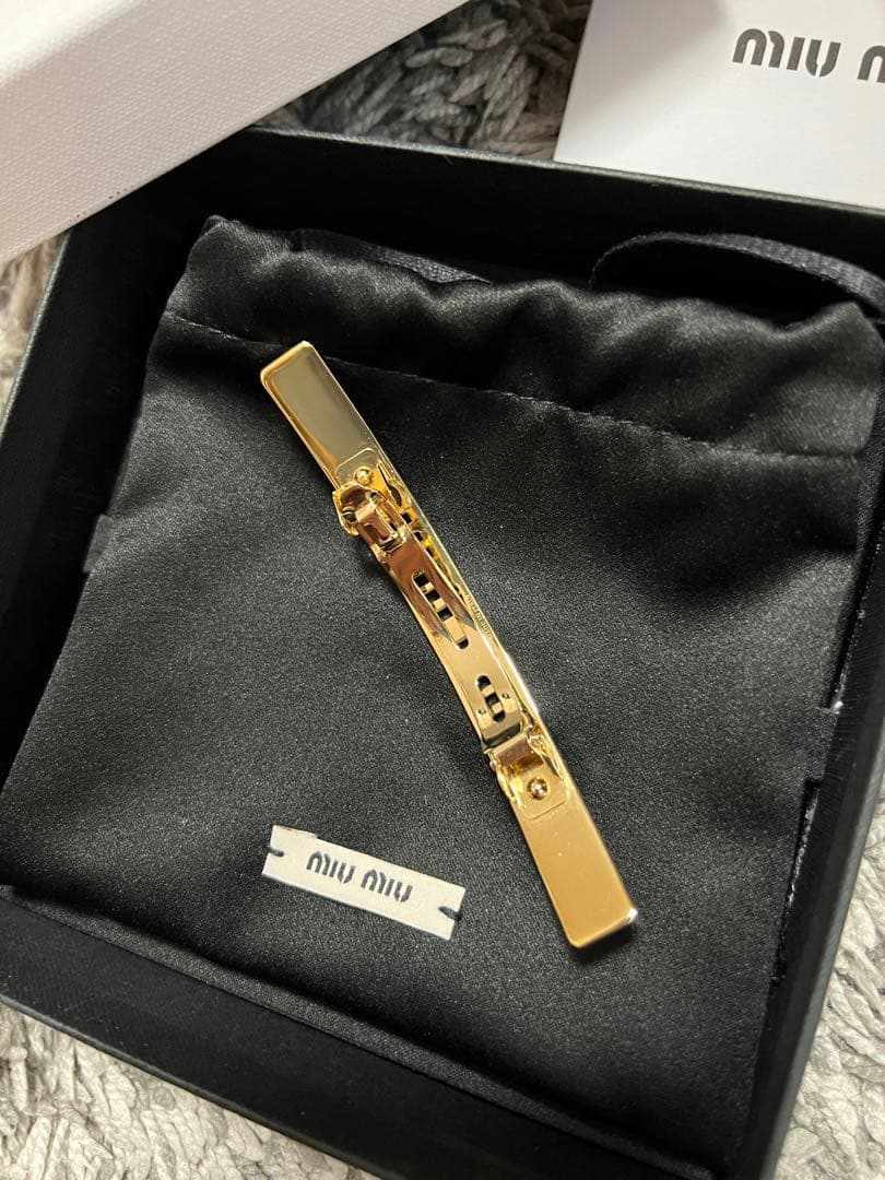 miumiu ロゴ　ゴールド　メタル　ヘアクリップ　ヘアピン