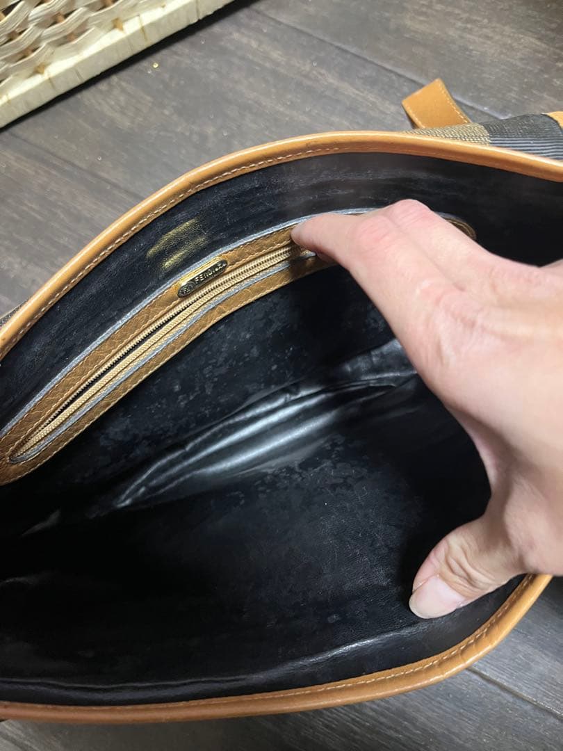 【FENDI】ショルダーバッグ　ペカン柄　ゴールド金具