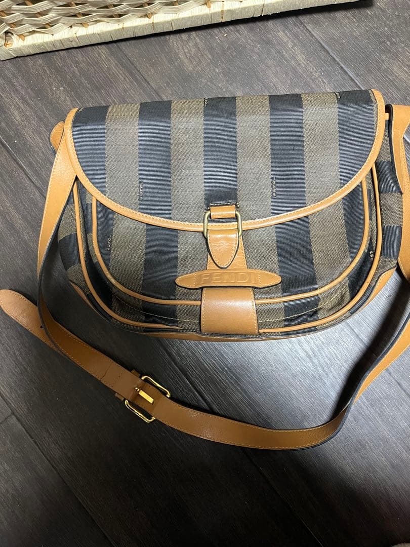【FENDI】ショルダーバッグ　ペカン柄　ゴールド金具