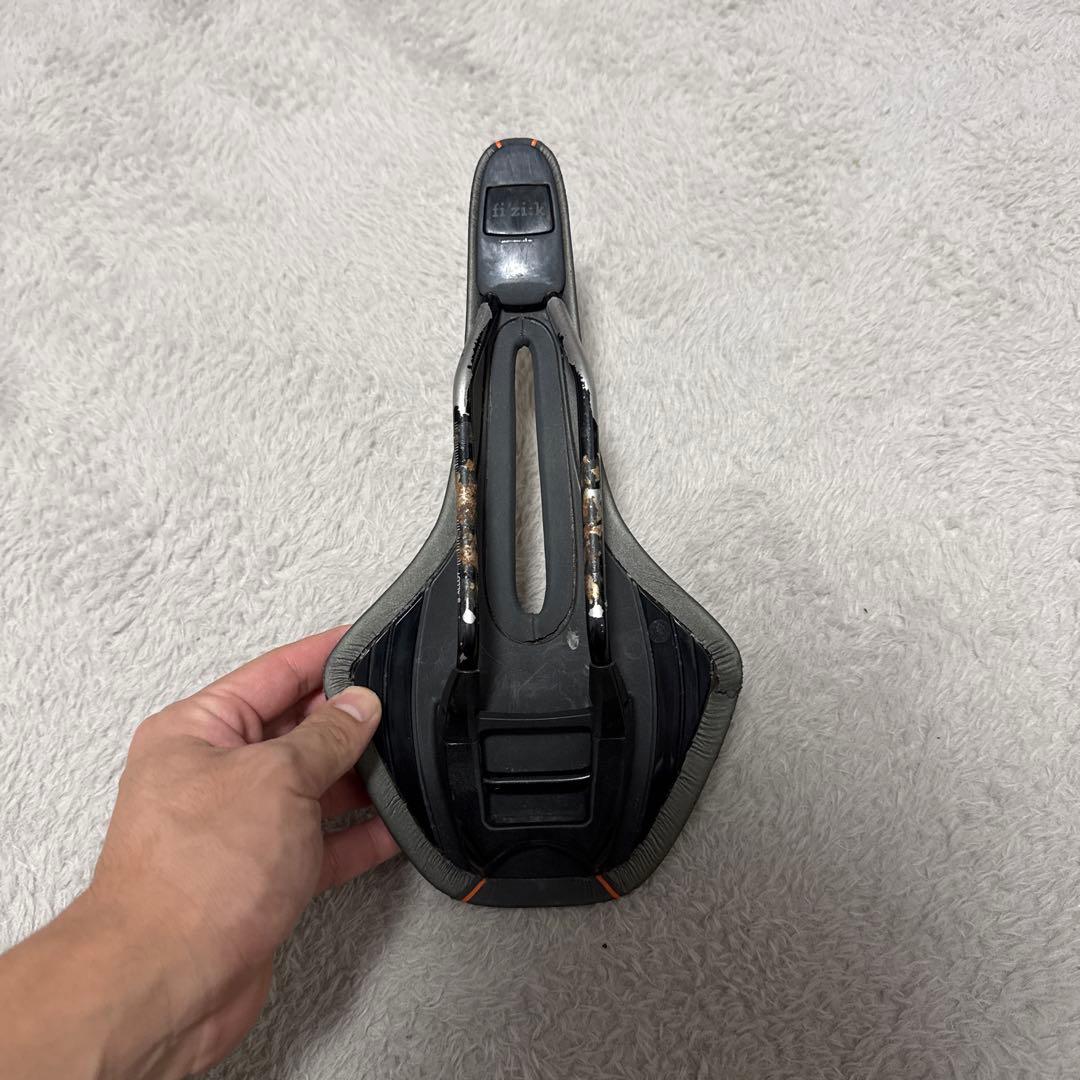 fizik サドル 黒/オレンジ