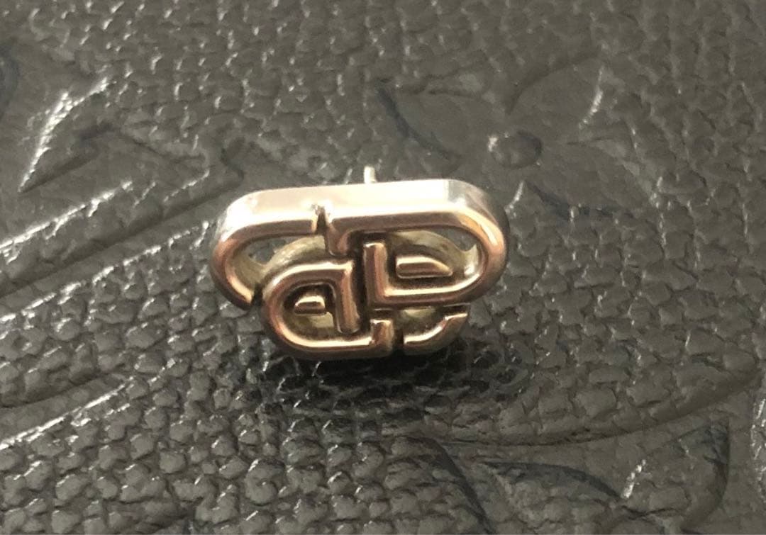 いぶ　　　BALENCIAGA ピアス片耳