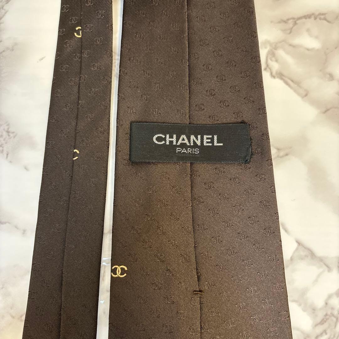 CHANEL ネクタイ　ダークブラウン　総柄　ワンポイント　ゴールド　ココマーク