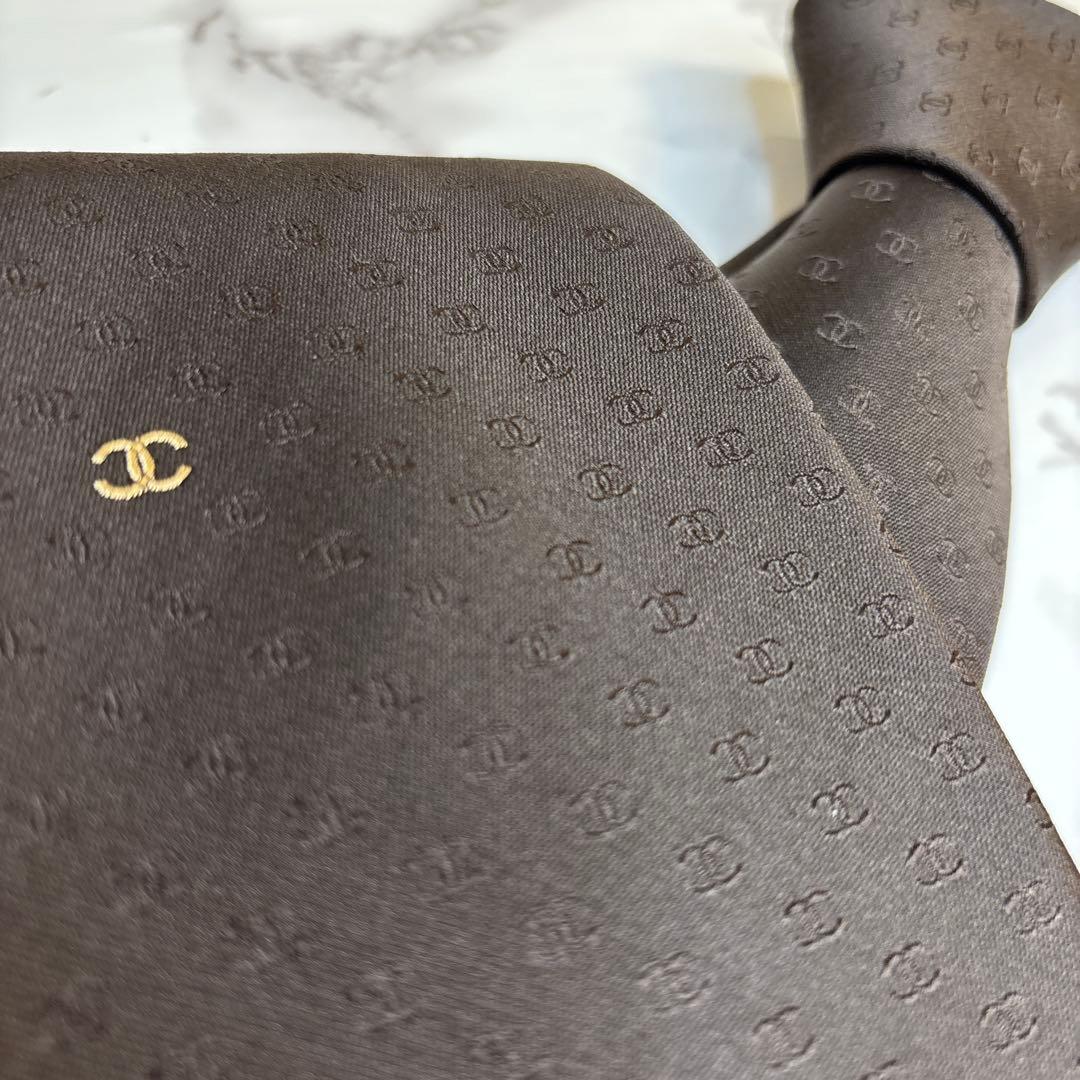 CHANEL ネクタイ　ダークブラウン　総柄　ワンポイント　ゴールド　ココマーク
