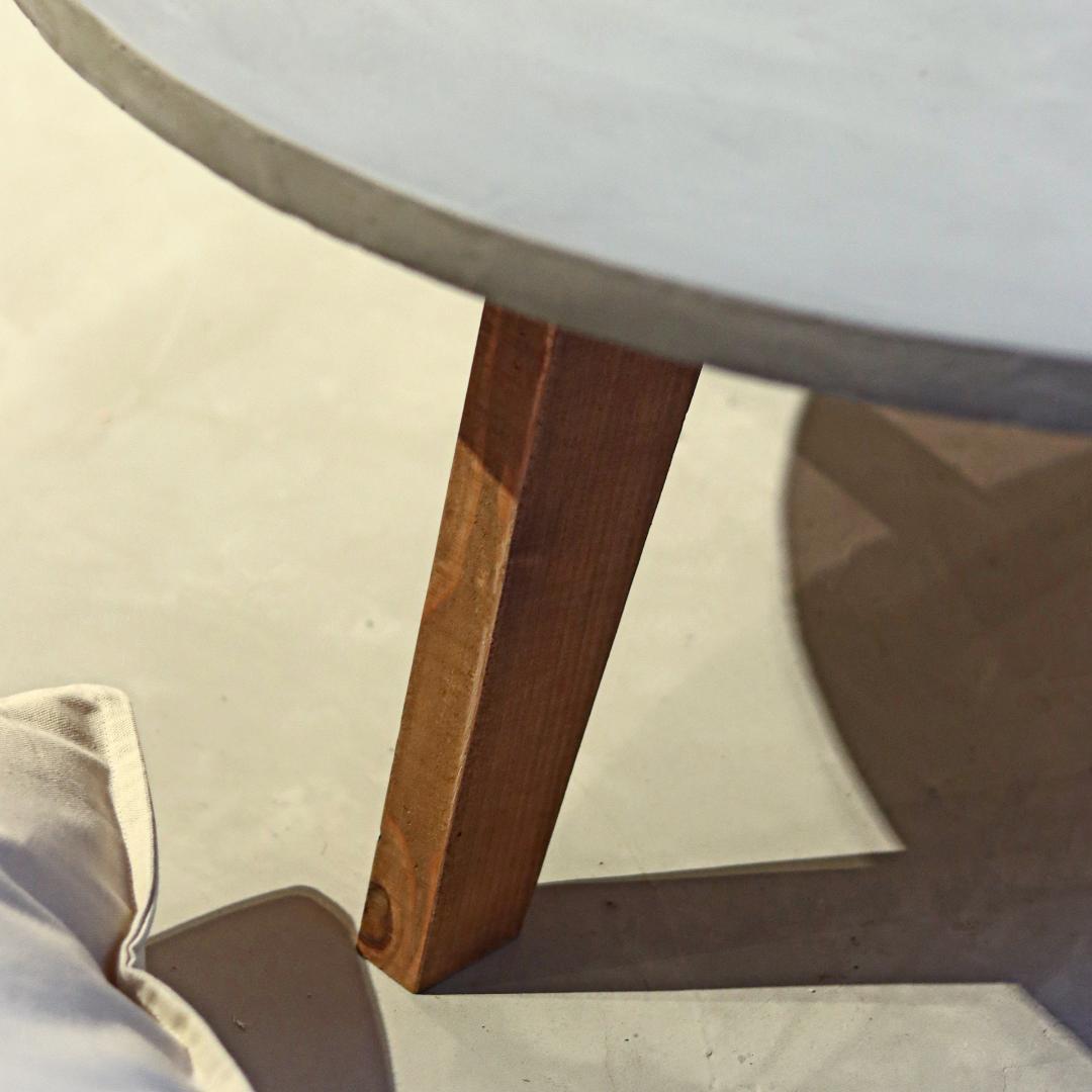 円形｜ラウンドテーブル｜ライトグレー｜薄塗りモルタル｜ちゃぶ台