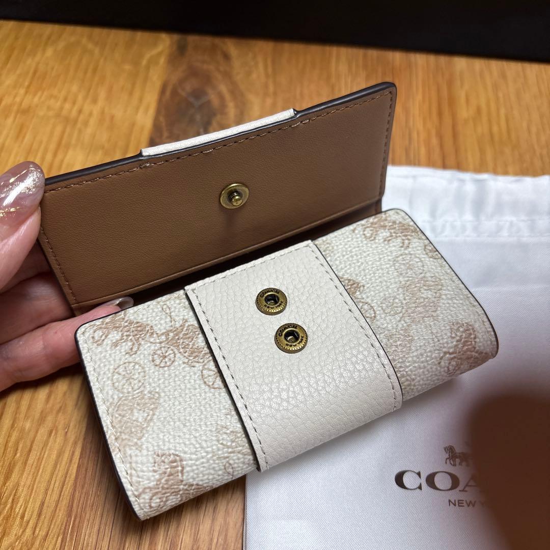 人気のcoachキーケース　ホース アンド キャリッジ プリント