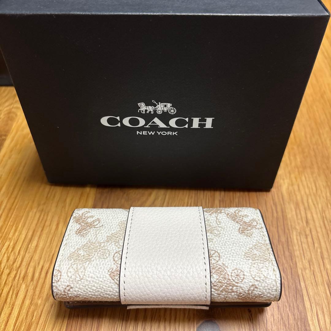 人気のcoachキーケース　ホース アンド キャリッジ プリント