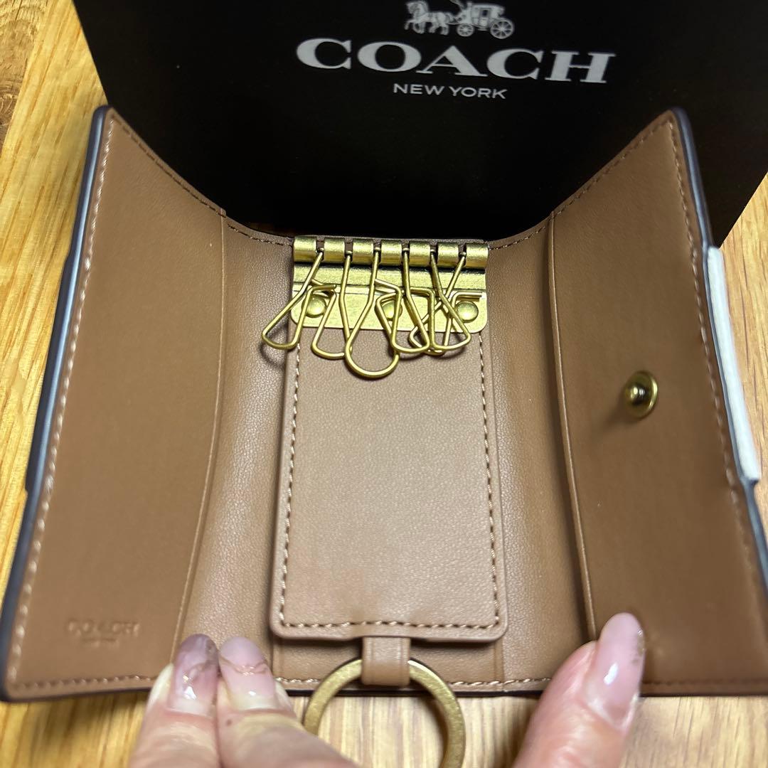 人気のcoachキーケース　ホース アンド キャリッジ プリント