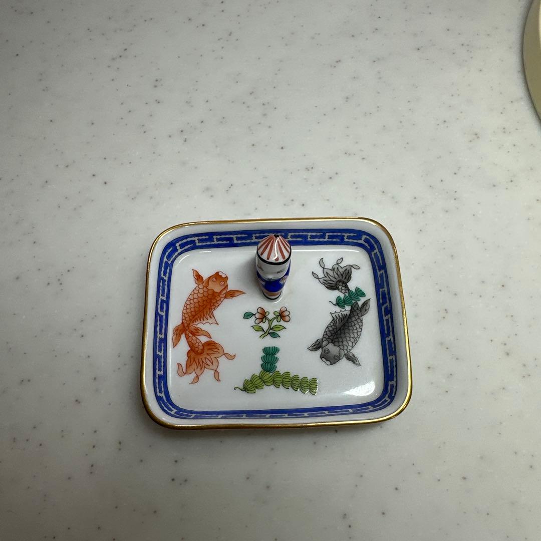 陶器の皿 魚と花のデザイン