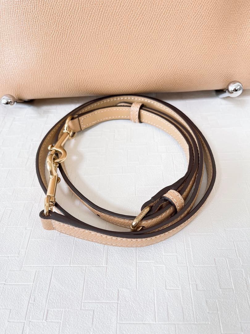 【美品】コーチ ショルダーバッグ 2WAY ハンドバッグ ベージュ系 チャーム付