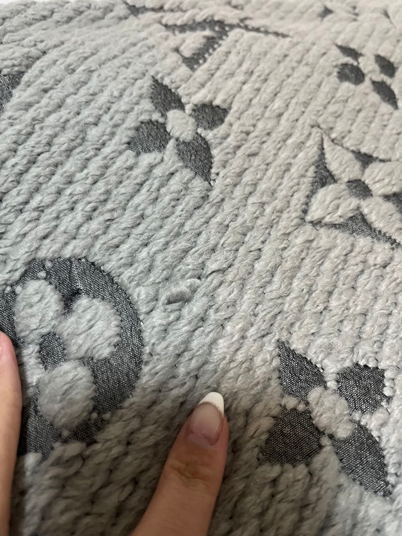 グレー ニット マフラー ロゴ入り フリンジ付き