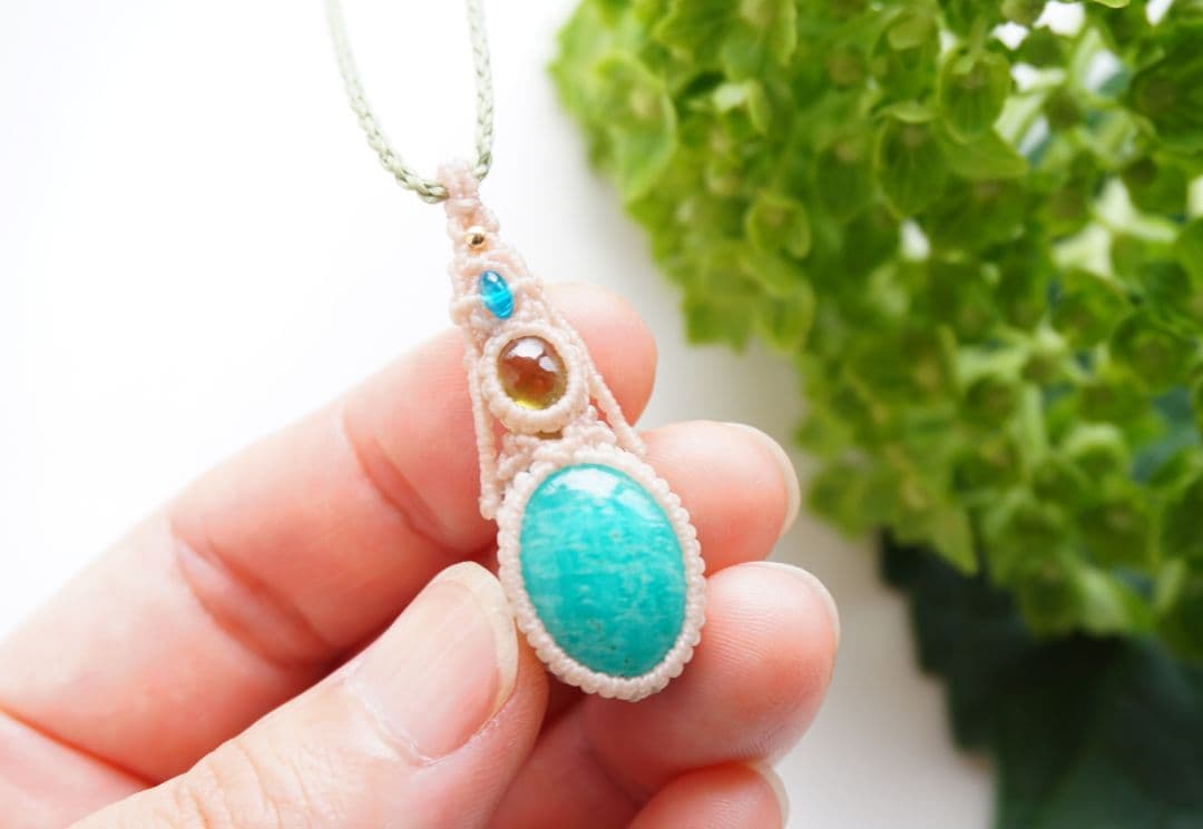 《萌え出づ》高品質アマゾナイト　ペリドット　ブルーアパタイト　マクラメネックレス