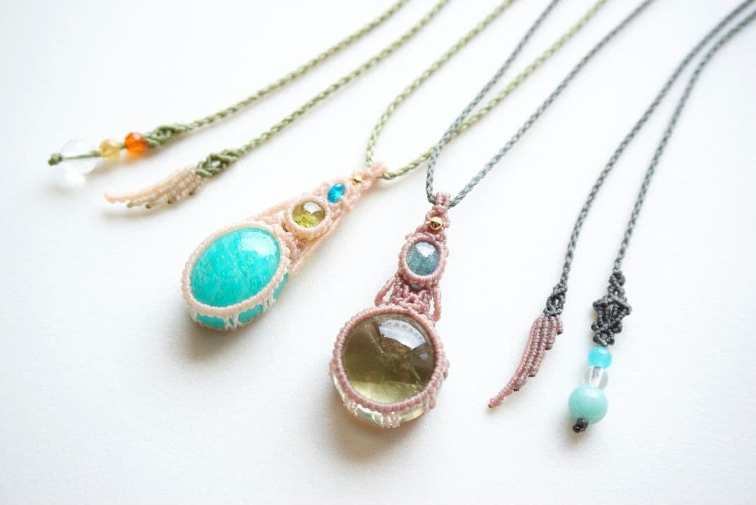 《萌え出づ》高品質アマゾナイト　ペリドット　ブルーアパタイト　マクラメネックレス