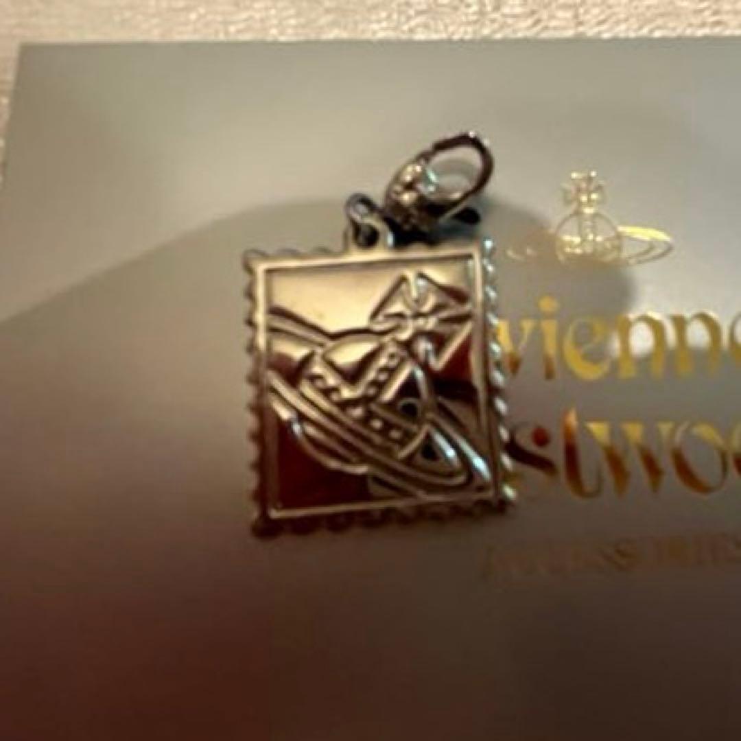 保証書付　ヴィヴィアン・ウエストウッド 切手モチーフ チャーム 未使用