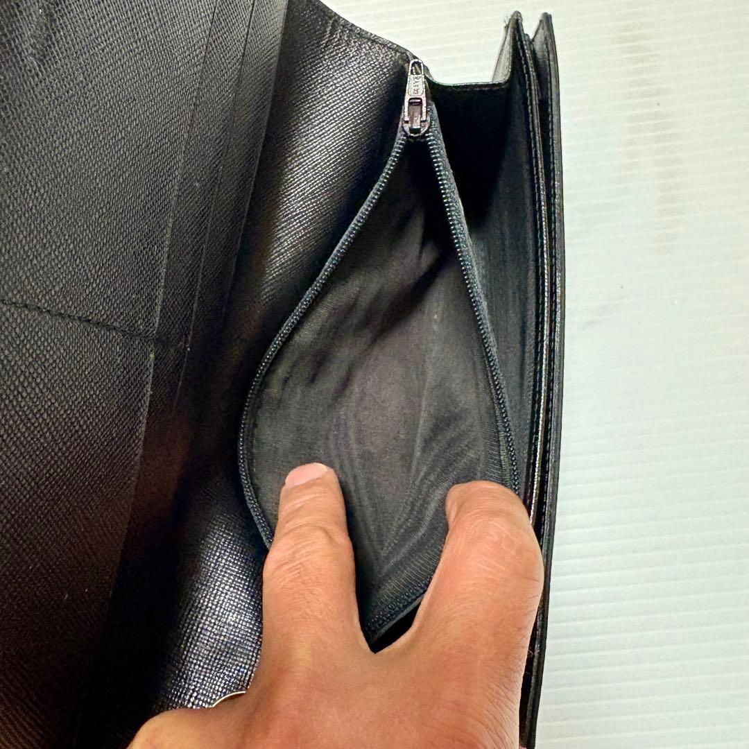 ユ*ー様 PRADA ブラック ナイロン 二つ折り財布