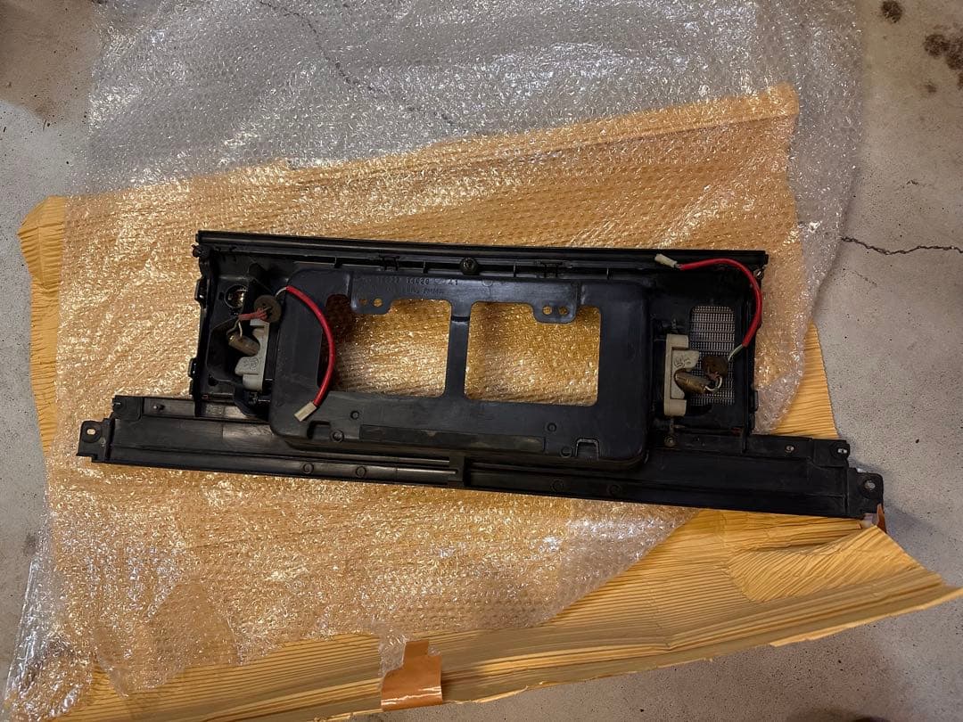 希少品！ JZA70スープラ テールセンターガーニッシュ【トヨタ純正パーツ】