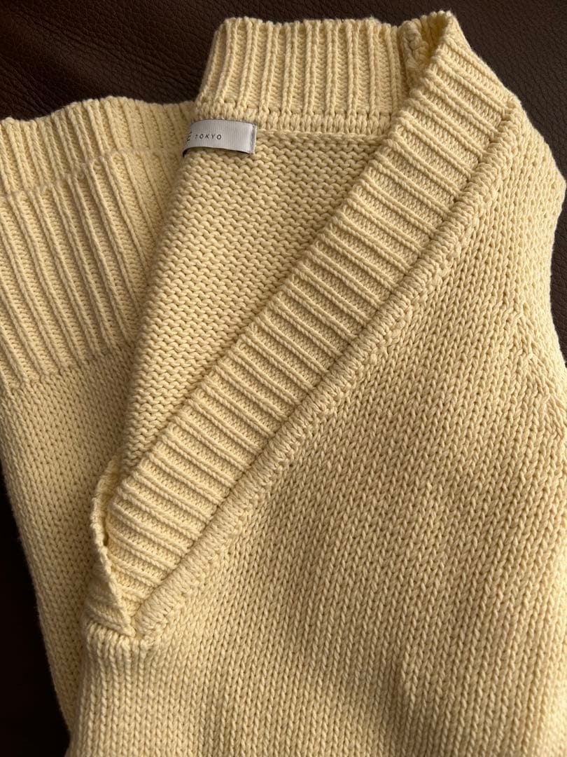 Ｖネックスリーブレスニットプルオーバー　イエロー