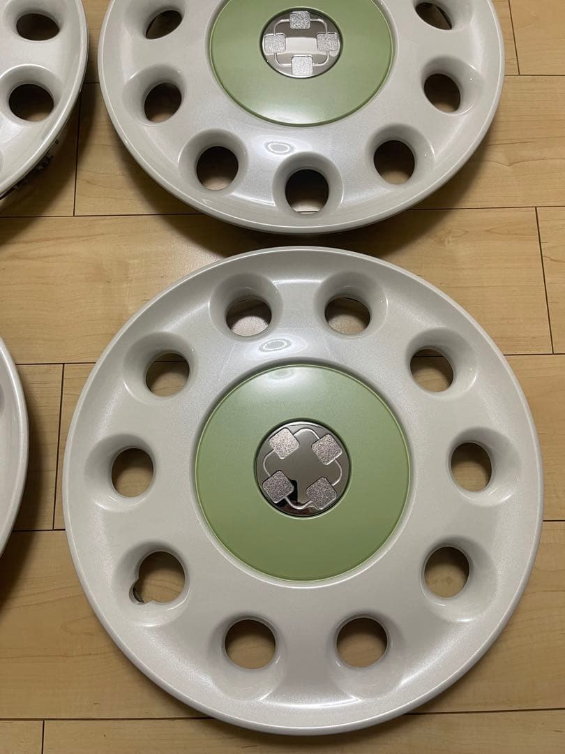 希少　ダイハツムーヴ　コンテ　ホイールキャップ　キャンバス　白/緑