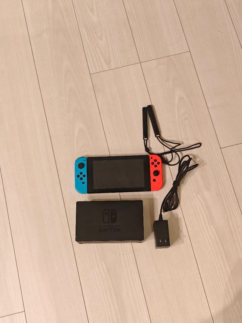 Nintendo Switch 本体 青と赤のJoy-Con付き