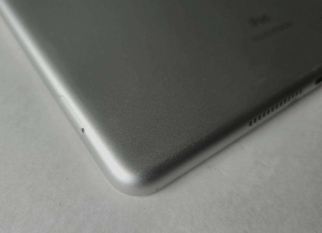 美品★iPad 第8世代 32GB SIMフリー シルバー★バッテリー95％
