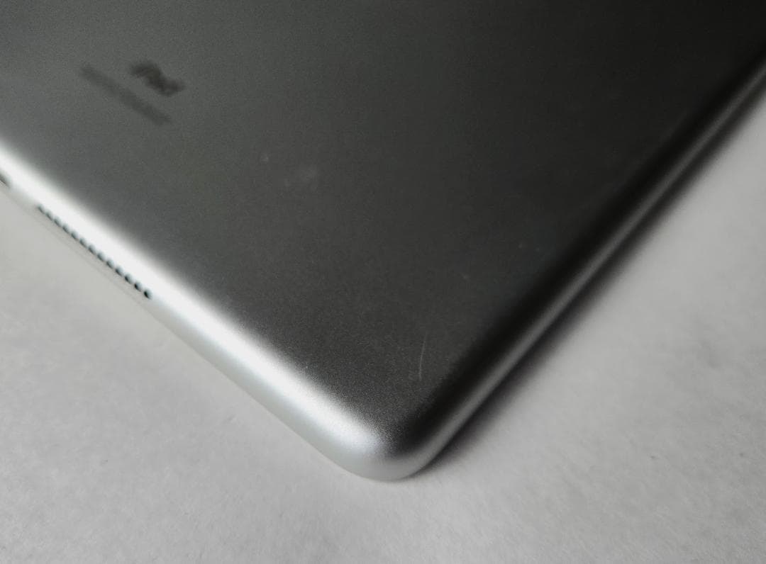 美品★iPad 第8世代 32GB SIMフリー シルバー★バッテリー95％