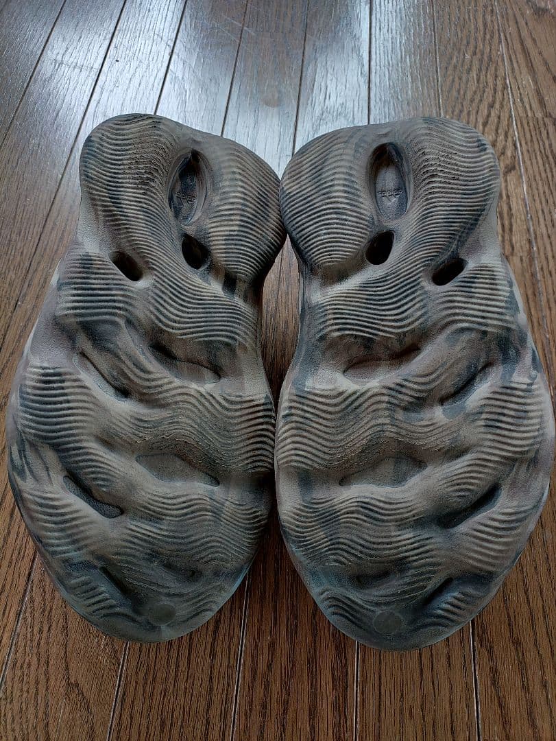 アディダス　イージーフォームランナー　シンダー