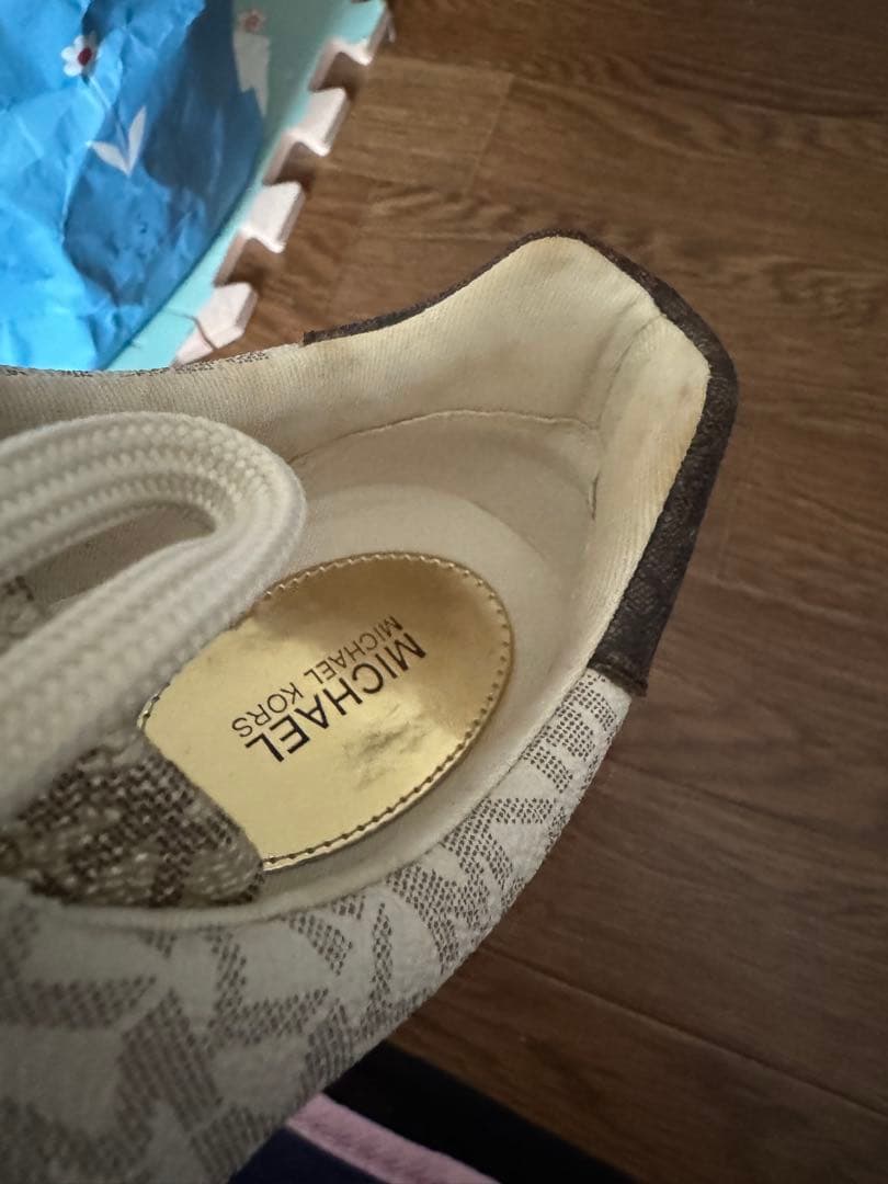 唄い屋新品MICHAEL KORS ロゴ入り厚底スニーカー