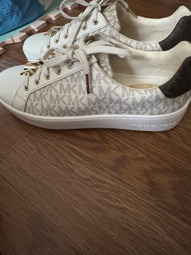唄い屋新品MICHAEL KORS ロゴ入り厚底スニーカー