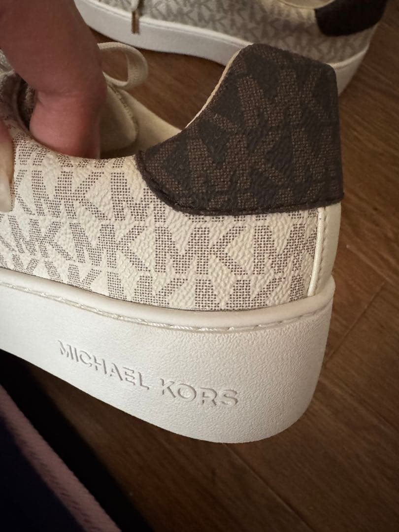 唄い屋新品MICHAEL KORS ロゴ入り厚底スニーカー