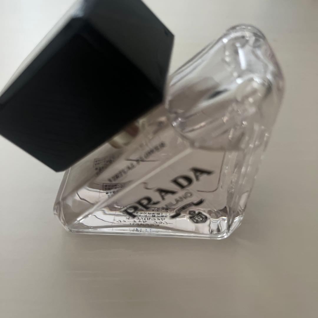 プラダ　香水　パラドックス