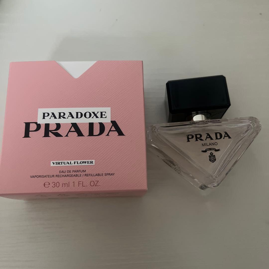 プラダ　香水　パラドックス